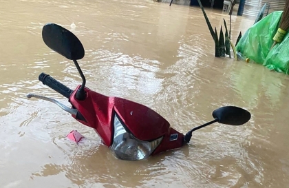 Thế giới 2 bánh: Làm gì để xe máy an toàn đi qua đường ngập nước?